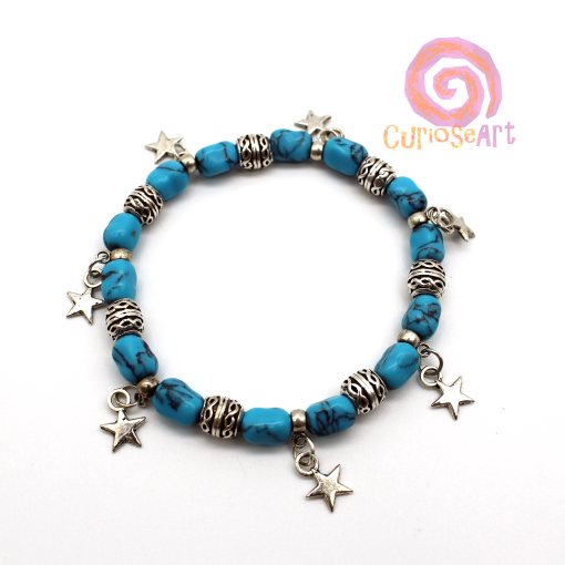 Pulsera con piedras Turquesa, cuentas decoradas y colgantes llave/estrella - Imagen 2